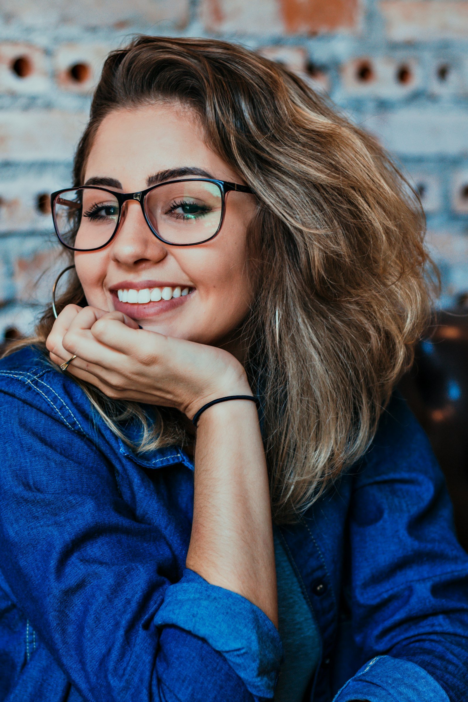 Mulher sorrindo usando óculos de grau