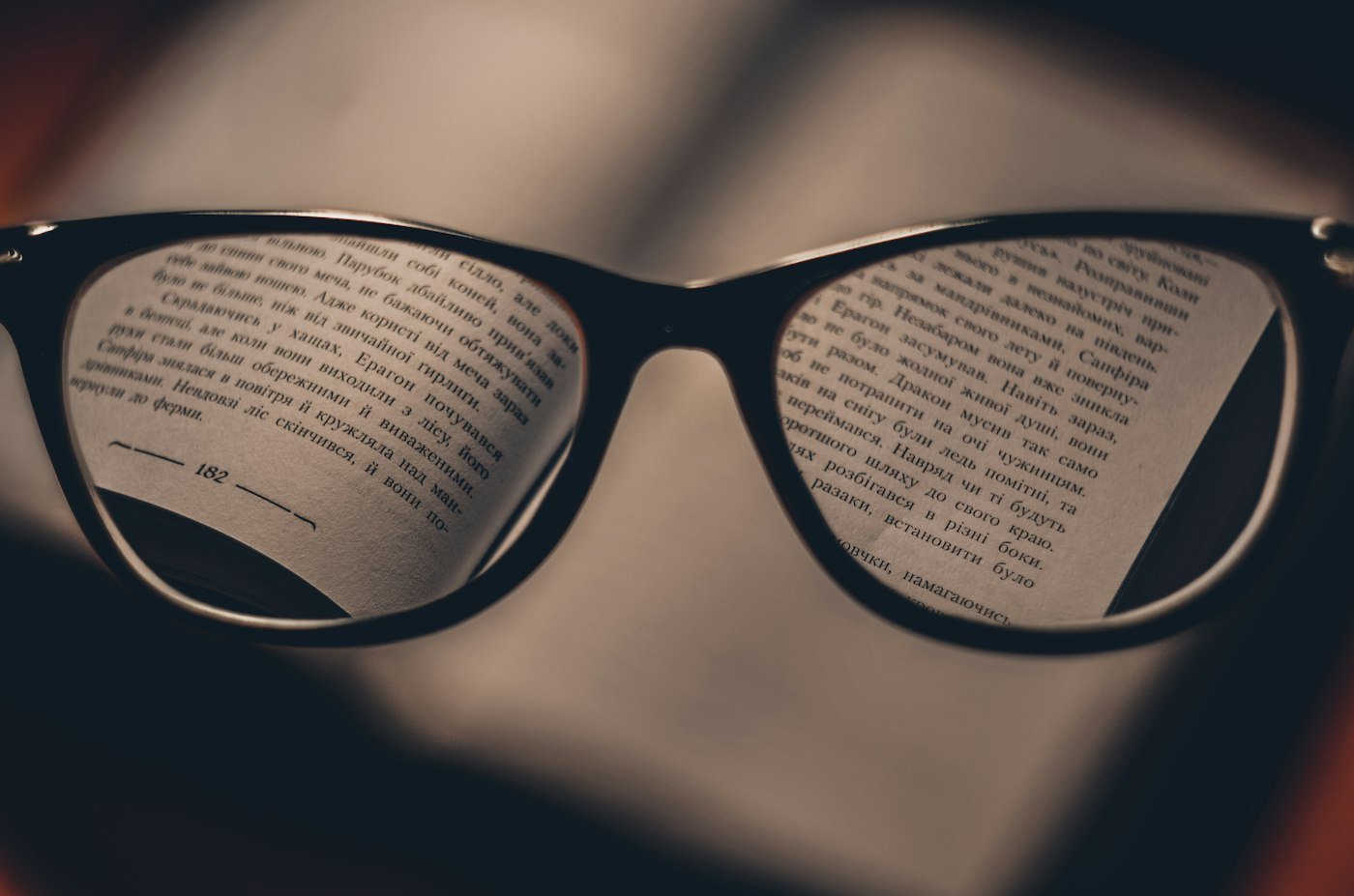 Óculos com reflexo de texto nas lentes